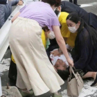 Shinzo Abe després de l'atemptat sent atés pels serveis d'emergències mèdiques.
