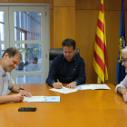 Imatge de la signatura de l'acord entre l'Ajuntament i el Nàutic Parc