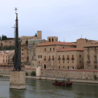 Pla general del monumento franquista del Ebro en Tortosa.
