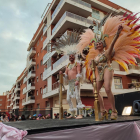 Imatge de la participació de la comparsa convidada de Vinaròs durant la Rua de l'Artesania al Carnaval de Tarragona d'aquest 2022.