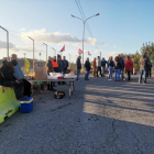 Pla general de treballadors aturats, en vaga indefinida, a l'exterior de l'empresa paperera Iberboard, a Alcover (Alt Camp), on es manté l'activitat completament parada. Imatge del 6 de novembre del 2019