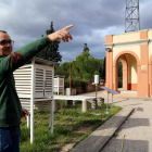 Plano medio del investigador Pere Quintana describiendo la estación y el pabellón meteorológico del Observatorio del Ebro.