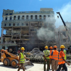 Cuerpos de emergencia trabajan en la zona tras una explosión en Hotel Saratoga, en la capital cubana