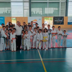 El mestre José Romero amb els seus alumnes de diferents categories de cinturó al Pavelló Municipal d'Esports del Morell.
