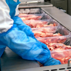 Detalle de un trabajador procesando carne en el interior de las instalaciones de Càrniques Celrà