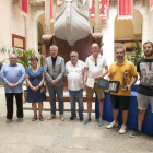 L'alcalde, Pau Ricomà, ha entregat el premi als responsables de Pirotecnia del Mediterráneo.