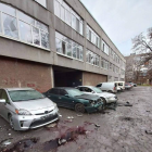 Cotxes i edificis a la ciutat de Mariúpol, a Ucraïna, després dels bombardejos de les tropes russes.