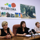 La alcaldesa de Ulldecona, Núria Ventura, en el centro, presentando las ayudas.