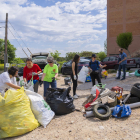 Imatge de la recollida d'escombraries realitzada ahir a Sant Pere i Sant Pau.