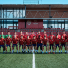 El cos tècnic i la plantilla del CF Pobla de Mafumet al complet a l'Estadi Municipal de la Pobla abans d'un entrenament.