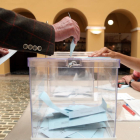 Pla tancat d'una urna en el moment en què ha votat un elector en un dels col·legis electorals de la ciutat de Tarragona.