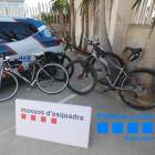 Imatge de tres de les quatre bicis robades a Amposta que van recuperar els Mossos d'Esquadra.