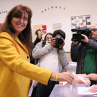 La cabeza de lista de JxCat, Laura Borràs, ejerce su derecho de voto.