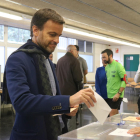 Pla mitjà del candidat d'En Comú Podem, Jaume Asens, votant a l'Escola Fort Pienc de Barcelona.