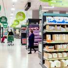 Plan|Plano general de un supermercado de Mercadona con clientes comprando y carteles sobre sostenibilidad en diciembre del 2021. (Horizontal)