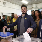 El cap de llista d'ERC a les eleccions espanyoles, Gabriel Rufián, vota a l'escola Ribatallada de Sabadell.