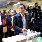 El candidat de Cs a la presidència del govern espanyol, Albert Rivera, diposita el seu vot en un col·legi electoral a L'Hospitalet de Llobregat.
