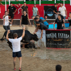 Joves participant en l'acte taurí organitzat durant la festa major de Vidreres i denunciat per AnimaNaturalis.