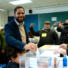 El número u de Vox per Barcelona, Ignacio Garriga, diposita el seu vot al col·legi La Salle Bonanova, a Sarrià.