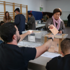 Plano general de una votante ejerciendo su derecho al voto en el Institut Tarragona.