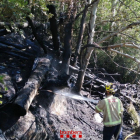 Imagen de archivo de bomberos actuando a una zona boscosa para extinguir un incendio.