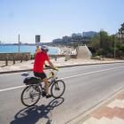 Imagen del tramo paseo marítimo Rafael Casanova próximo a la playa del Milagro, donde se instalará un nuevo carril bici.