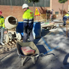 Operarios durante las obras de mantenimiento de aceras en la calle Escorxador.