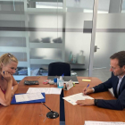 Signatura de la compra venda entre l'alcalde de Móra d'Ebre i la representant del SAREB.