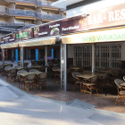 Exterior del restaurant del carrer Saragossa de Salou on aquest dilluns al vespre un home va morir després de rebre trets.