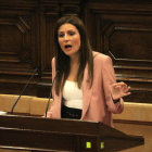 Plano medio de la líder de Ciutadans, Lorena Roldán, interviniendo durante la moción de censura.