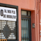Una pancarta contra el Plan de Movilidad de Calafell Poble.
