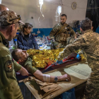 Médicos militares preparan a un soldado ucraniano herido para ser transportado a un hospital cerca de Popasna.