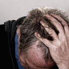 El mal de cap sobtat i sever és un dels símptomes.