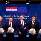 Foto de familia de los representantes del gobierno de Croacia, el Banco Central Europeo y la Unión Europea.