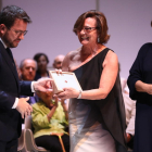 Patrícia Terradellas, presidenta del Círcol de Reus, recogiendo el galardón.