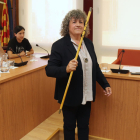 Montse Castellarnau (AA) amb la vara d'alcaldessa d'Altafulla.