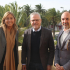 El alcalde de Salou, Pere Granados, al centro de la imagen; acompañado de Natàlia Bel, resposnable de promoción del Patronato de Turismo; y de Joan Carles Capilla, gerente del Patronato.