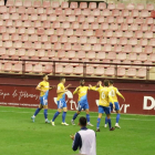 Els jugadors del Nàstic celebrant el gol que va marcar Lupu per encetar el marcador.