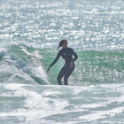 La investigadora del Centre en Canvi Climàtic C3 de la URV, Anna Boqué, practicant surf.