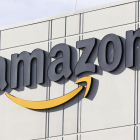 Imagen del logotipo de Amazon en una deles suyos de la compañía.