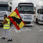 Camiones de la Plataforma Nacional en Defensa del Sector del Transporte estacionados en el aparcamiento del Metropolitano