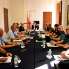 Els responsables dels Mossos, de la Guàrdia Civil i la Policia Local de Valls, en la Junta de Seguretat Local.