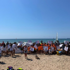 La jornada de neteja de la platja ha reunit a més de 200 voluntaris.