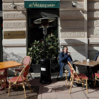 Varias personas disfrutan de una terraza de una cafetería en Madrid.