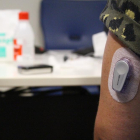 Imatge del sensor que, juntament amb la bomba d'insulina, millora el control i la qualitat de vida dels diabètics.