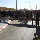 Plano general de los manifestantes cortando a la N-II en la Jonquera.