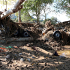 Pla general de les rodes d'un camió soterrades entre la runa en una de les lleres del riu Francolí, al terme municipal de Montblanc.Imatge 24 d'octubre del 2019 (Hortizontal):