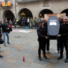 Imatge de policies municipals entrant el taüt a l'Ajuntament de Girona.