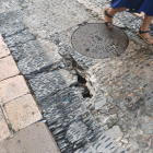 Imatge del forat al paviment del carrer dels Calderers.