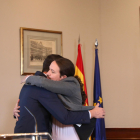 Imatge de Sánchez i Iglesias abraçats després de signar el preacord